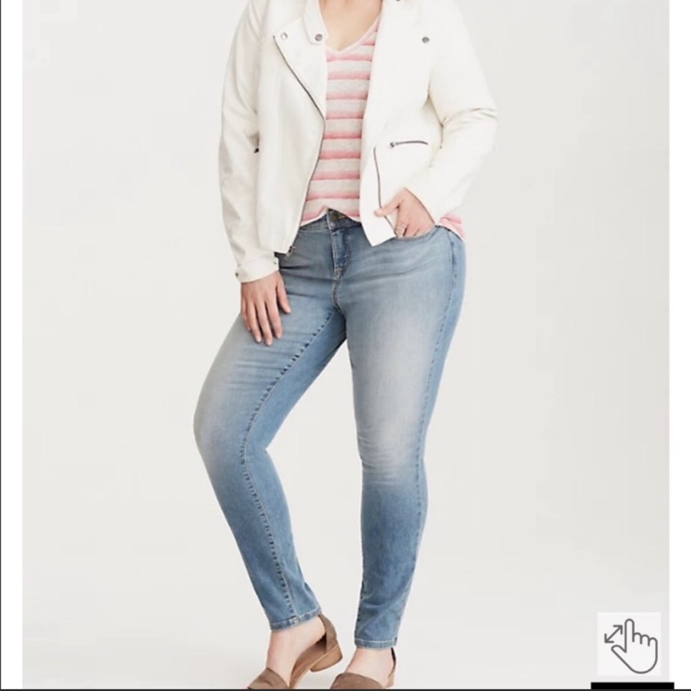 Torrid CURVY SKINNY JEAN - LIGHT WASH 20S